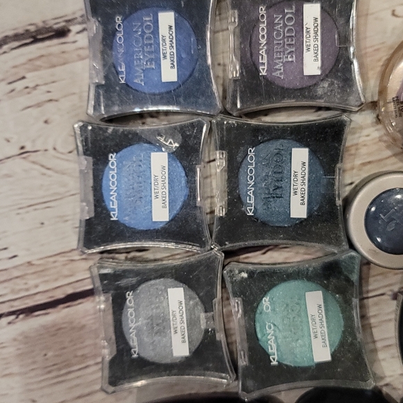 Random eyeshadow bundle - Picture 2 of 5